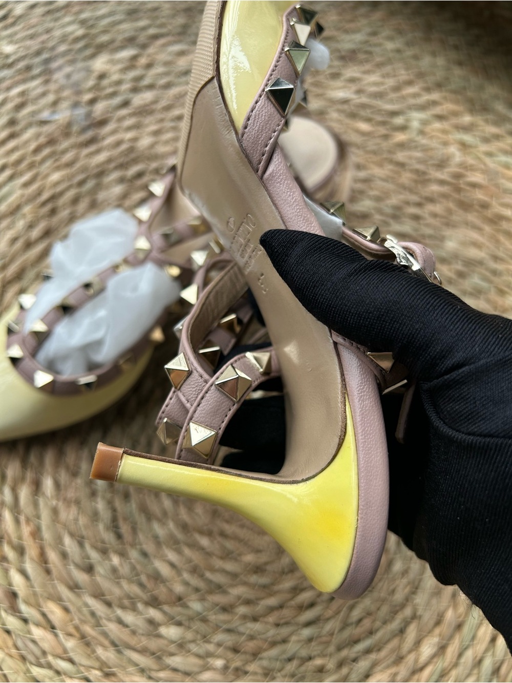 🚩steal Valentino Rockstud T-Strap Pointed Toe Pump in Pale Yellow and Nude - Picture 6 of 10